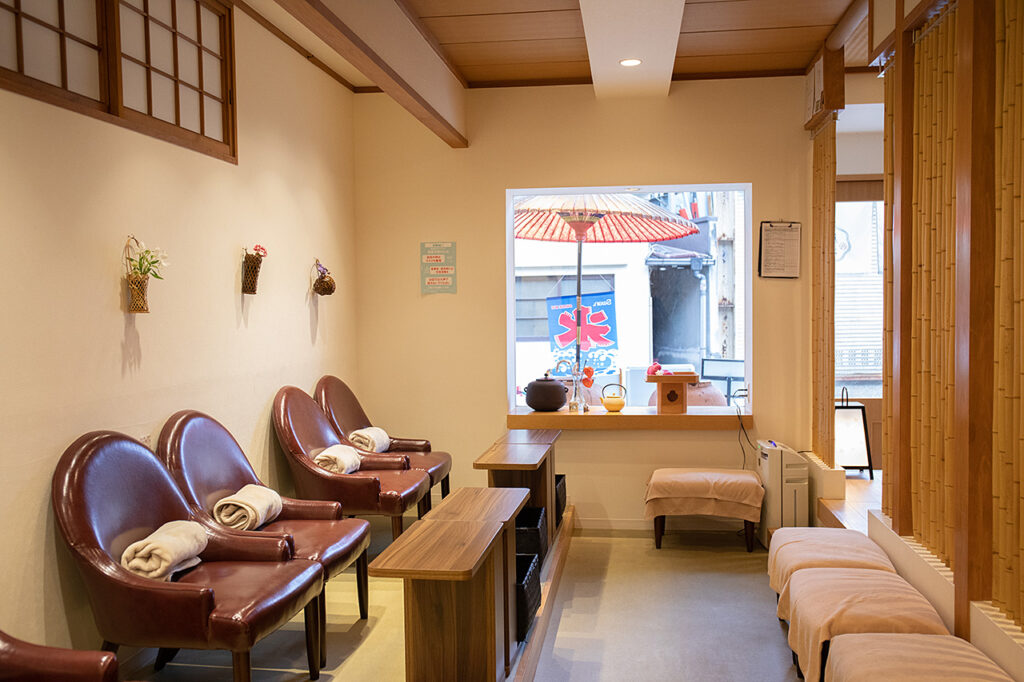 三日月 つぼ焼きいもcaféの内観