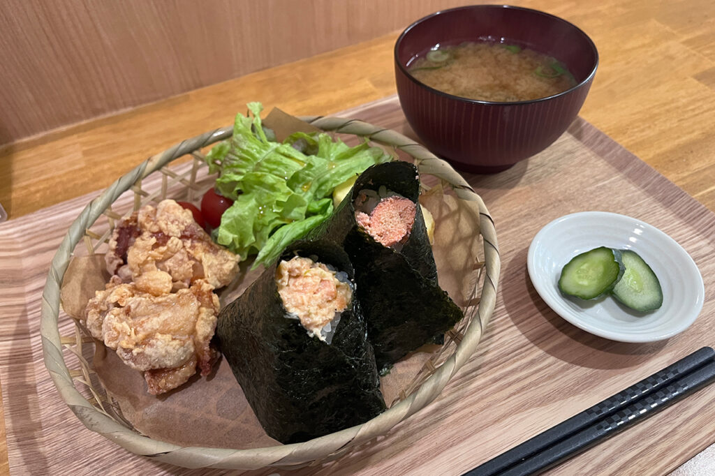 Onigiri 餐厅 Nariichi 的米粉炸鸡套餐